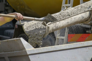 goulotte toupie béton déversement béton prêt à l'emploi BPE camion toupie beton